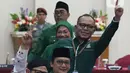 Ketua Umum Partai Kebangkitan Bangsa (PKB), Muhaimin Iskandar (kiri) menyapa pewarta jelang menyerahkan berkas Bakal Calon Legislatif (Bacaleg) kepada Ketua Komisi Pemilihan Umum (KPU) Republik Indonesia, Hasyim Asy'ari di Gedung KPU RI, Jakarta, Sabtu (13/5/2023). (Liputan6.com/Helmi Fithriansyah)