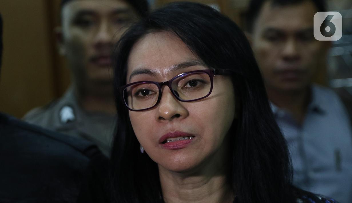 Terdakwa dugaan suap revitalisasi dua pasar di Kabupaten Kepulauan Talaud TA 2019, Sri Wahyumi Maria Manalip usai menjalani sidang tuntutan di Pengadilan Tipikor, Jakarta, Senin (18/11/2019). Mantan Bupati Kepulauan Talaud itu dituntut hukuman tujuh tahun penjara. (Liputan6.com/Helmi Fithriansyah)