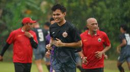 Bek Persija Jakarta, Rezaldi Hehanusa mengikuti latihan perdana Persija Jakarta usai menjuarai Piala Menpora 2021 menjelang bergulirnya Liga 1 di National Youth Training Centre (NYTC) Sawangan Depok, Kamis (20/5/2021). (Foto: Dok. Persija Jakarta)
