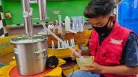 Proses pembuatan hand sanitizer dilakukan warga Lorong Mari Plaju Palembang Sumsel (Liputan6.com / Nefri Inge)