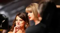 Selena Gomez (kiri) tampak berbincang dengan sahabatnya yang juga penyanyi, Taylor Swift, saat menghadari ajang bergengsi Grammy Awards ke-58 di Staples Center, Los Angeles, Senin (15/2). (REUTERS / Danny Moloshok)