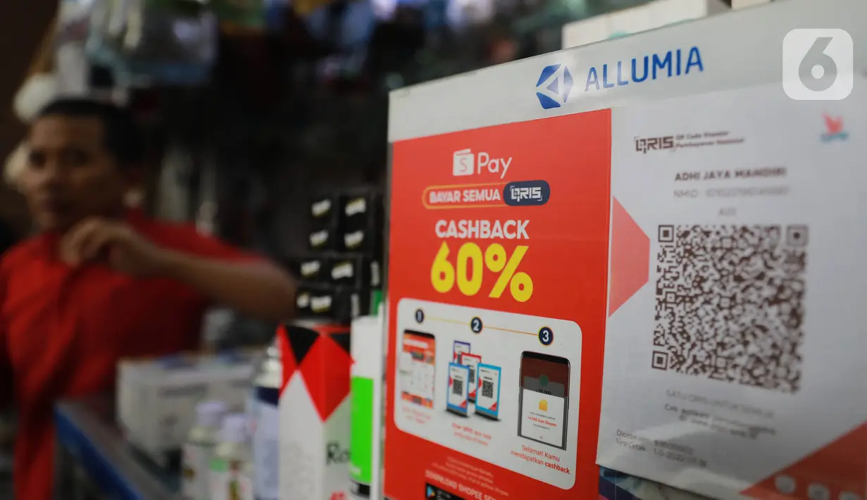 Aplikasi pembayaran digital QRIS (QR Code Indonesian Standard) untuk transaksi dagang dipajang di sebuah toko di pasar Santa, Jakarta, Selasa (4/7/2023). (Liputan6.com/Johan Tallo)