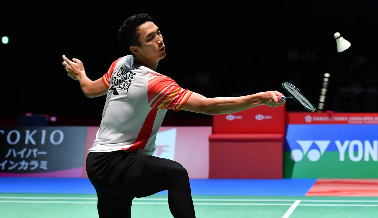 Tunggal putra Indonesia, Jonatan Christie melakukan servis ke arah lawannya tunggal putra Denmark, Anders Antonsen pada babak perempat final Jepang Terbuka 2019 di Tokyo, Jumat (26/7/2019). Jonatan Christie lolos ke semifinal setelah menang dua gim langsung 21-12, 21-14. (TOSHIFUMI KITAMURA/AFP)