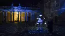 Pemandangan instalasi cahaya Palace of Light, di Hampton Court Palace, London, Rabu (7/12/2022). Dalam instalasi cahaya pengunjung akan menemui berbagai bentuk makhluk aneh seperti unicorn. (AP Photo/Alberto Pezzali)