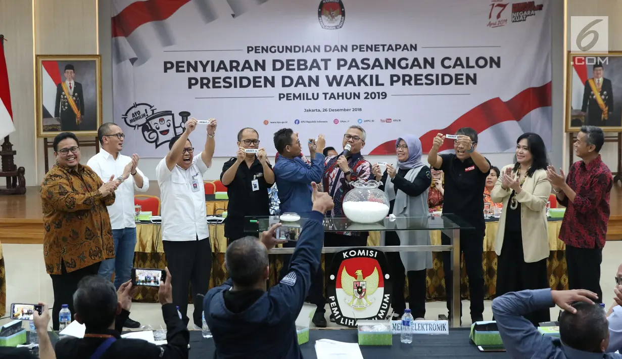 Ketua KPU RI, Arief Budiman (keenam kiri) memimpin pengundian dan penetapan penyiaran debat pasangan Calon Presiden dan Wakil Presiden Pemilu 2019 di Jakarta, Rabu (26/12). Lima sesi debat akan dilaksanakan di Jakarta. (Liputan6.com/Helmi Fithriansyah)