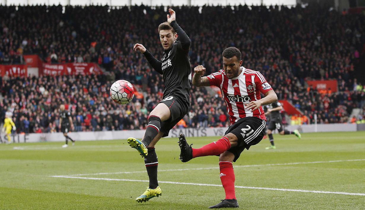 Pemain Southampton Ryan Bertrand (kanan) menghalau bola dari kejaran pemain Liverpool, Adam Lallana pada lanjutan liga Inggris pekan ke-31 di Stadion St Mary, Southampton, Minggu (20/3/2016) WIB. (AFP/Adrian Dennis)