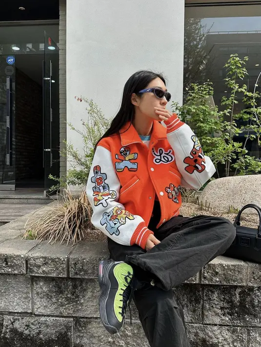 Varsity jaket lkembali jadi outfit yang berhasil tampilkan kesan stylish pada Peggy Gou. [Foto: Instagram/ Peggy Gou]