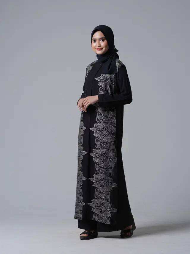 Model Gamis Batik Kombinasi Hitam Polos dan Silver/Ilustrasi AI