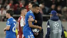 Pelatih kepala Real Madrid Xabi Alonso, kanan, memeluk pemainnya Kylian Mbappe di akhir pertandingan pembuka Liga Champions antara Olympiacos dan Real Madrid, di pelabuhan Piraeus, dekat Athena, Yunani, Rabu, 26 November 2025. (Foto AP/Petros Giannakouris)