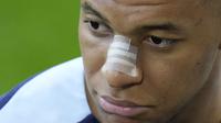 Kondisi pemain Prancis, Kylian Mbappe saat berlatih jelang laga Grup D melawan Belanda di Home Deluxe Arena Stadium, Paderborn, Jerman, Rabu (19/06/2024) waktu setempat. Mbappe terlihat menggunakan perban hidung setelah mengalami cedera patah tulang hidung pada laga Grup D Prancis melawan Austria Selasa (18/06/2024) WIB lalu. (AP Photo/Hassan Ammar)
