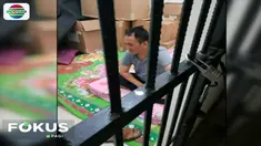 Menurut polisi, saat penggerebekan, Andi Arief sempat membuang barang bukti sabu dan bong ke dalam kloset kamar mandi di hotel tersebut.