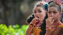 Sejumlah murid TK Sekolah Alternatif untuk Anak Jalanan (SAAJA) mengenakan pakaian adat di kawasan Kuningan, Jakarta, Selasa (21/4/2015). Kegiatan tersebut dalam rangka Hari Kartini yang diperingati setiap 21 April. (Liputan6.com/Faizal Fanani)