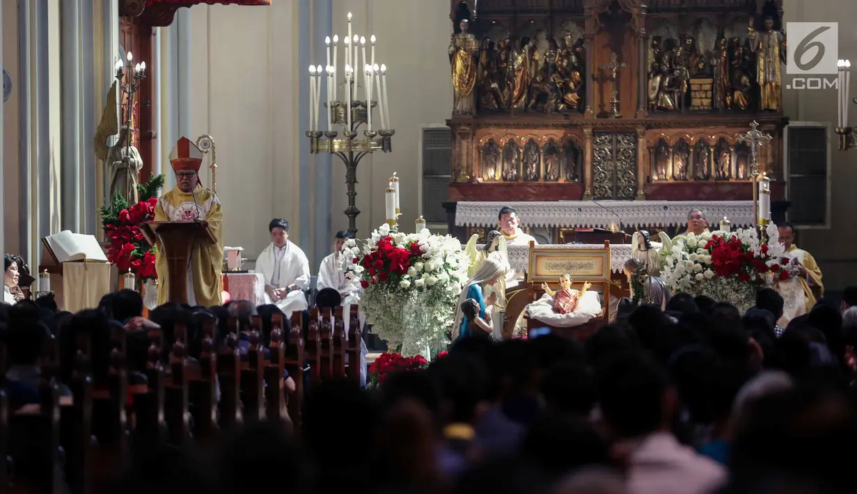 Suasana saat Uskup Agung Jakarta Ignatius Suharyo memberikan khotbah pada Misa Pontifikal Natal di Gereja Katedral, Jakarta, Senin (25/12). (Liputan6.com/Faizal Fanani)