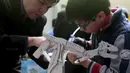 Seorang anak sedang mereparasi robotnya pada olimpiade sains di La Paz , Bolivia,  Senin (10/8/2015). 150 robot dipamerkan disini dan dipilih siapa yang terbaik. (REUTERS/David Mercado)