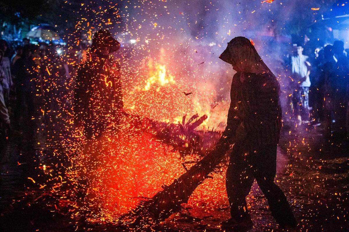FOTO: Keseruan Tradisi Perang Obor Pikat Ribuan Warga di Jepara
