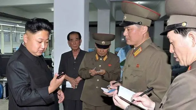 Potret Kim Jong Un Coba Smartphone Arirang 171