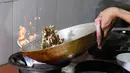 Foto pada 24 Agustus 2018 menunjukkan juru masak menyajikan hidangan olahan daging ular di sebuah restoran khusus provinsi Yen Bai, Vietnam. Masyarakat Vietnam dengan mudah dapat menemukan santapan daging ular ini di restoran. (AFP/Nhac NGUYEN)