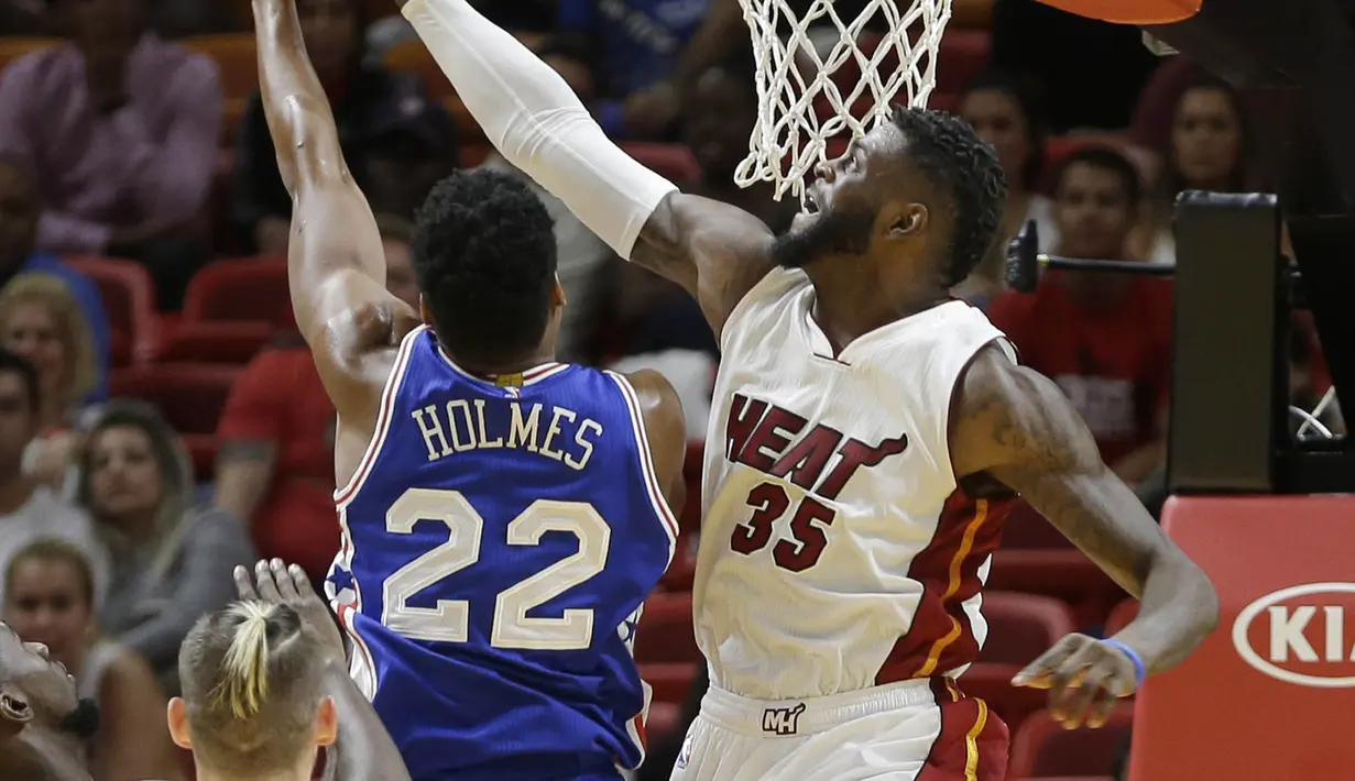 Pemain Miami Heat, Willie Reed #35 melakukan blok terhadap tembakan pemain Philadelphia 76ers, Richaun Holmes #22 pada laga NBA preseason basketball game di Miami, Sabtu (22/10/2016) WIB. (AP/Alan Diaz)
