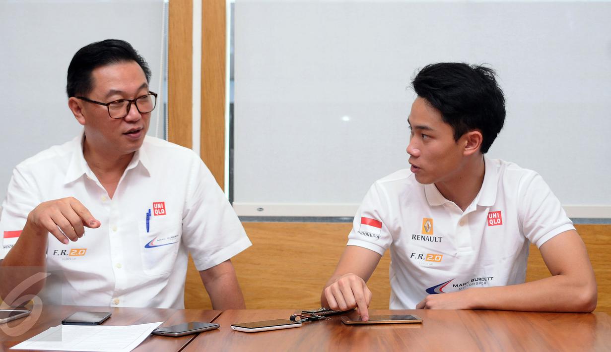 Presley Martono (kanan) berbincang dengan ayah sekaligus managernya, Perry Martono saat memberi keterangan terkait persiapan berlaga di ajang Eurocup Formula Renault 2.0 2017, Jakarta, Kamis (9/3). (Liputan6.com/Helmi Fithriansyah)