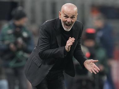 Pelatih AC Milan, Stefano Pioli memberikan semangat kepada anak asuhnya saat melawan Torino dalam duel pekan ke-22 Liga Italia 2022/2023, Sabtu (11/2/2023) dini hari WIB. (AP Photo/Antonio Calanni)