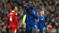 Nicolas Jackson merayakan gol penyama kedudukan saat Liverpool bertanding melawan Chelsea di pekan ke delapan Premier League 2024/2025 di Anfield, Minggu (20/10/2024) malam WIB. (Paul Ellis/AFP)