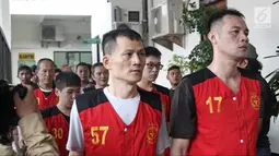 Delapan WN Taiwan terdakwa kasus penyelundupan sabu seberat satu ton saat tiba di PN Jakarta Selatan, Kamis (19/4). JPU menuntut para terdakwa dengan hukuman mati. (Liputna6.com/Herman Zakharia)