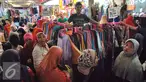 Sejumlah pembeli melihat-lihat baju di Pasar Tanah Abang, Jakarta, Kamis (2/7/2015). Memasuki pertengahan Ramadan pedagang mengaku penjualan baju muslim meningkat dari bulan-bulan sebelumnya. (Liputan6.com/Yoppy Renato)