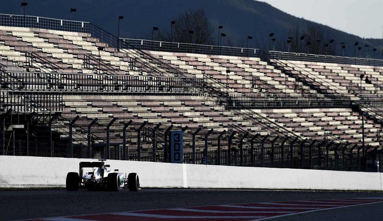 Pebalap Mercedes AMG Petronas, Nico Rosberg berada pada urutan ke-9 pebalap tercepat dengan catatan waktu 1m26,298s pada sesi kedua tes pramusim di Sirkuit Catalunya, Barcelona, Rabu (2/3/2016). Malam WIB. (AFP/Josep Lago)