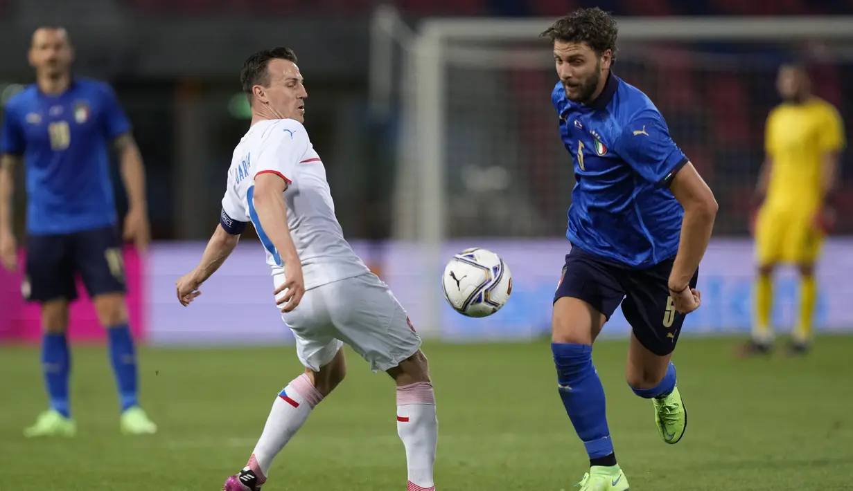 Pemain Italia, Manuel Locatelli, berusaha melewati pemain Republik Ceko, Vladimir Darida, pada laga uji coba di Stadion di Reanto Dall'Ara, Sabtu (5/6/2021). Italia menang dengan skor 4-0. (AP/Antonio Calanni)
