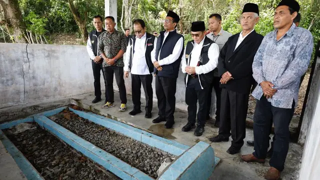 Cawapres nomor urut tiga, Mahfud MD, bertandang ke wilayah paling Barat Indonesia, Kota Sabang, Aceh. Mahfud menyempatkan untuk berziarah ke makam ulama yang menyiarkan ajaran agama Islam, Tengku Pasi yang masuk dalam Keramat Aulia 44 (Istimewa)
