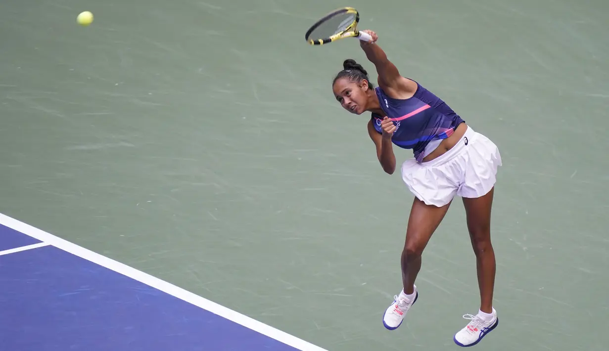 Petenis Kanada, Leylah Fernandez melakukan servis saat melawan Emma Raducanu dari Inggris pada final tunggal putri US Open 2021 di Arthur Ashe Stadium, New York, Minggu (12/9/2021). Raducanu menang dua set langsung atas Leylah dengan 6-4 dan 6-3. (AP Photo/Frank Franklin II)