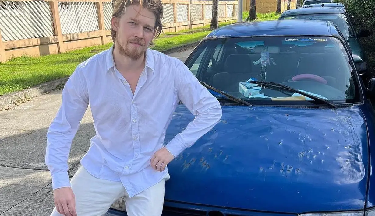 <p>Bahkan dengan jambang blonde yang terlihat berantakan, Joe Alwyn tetap begitu tampan [@joe.alwyn]</p>