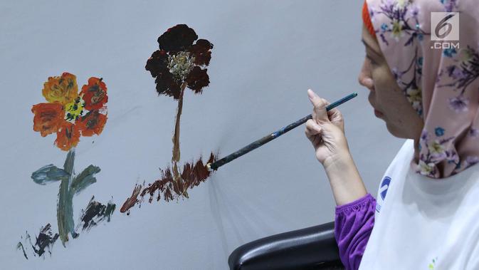 Penyandang disabilitas melukis bunga di kanvas sepanjang 20 meter di Balai Kota DKI Jakarta, Kamis (11/10). Kegiatan tersebut diadakan sebagai sarana untuk para penyandang disabilitas berkarya. (Liputan6.com/Immanuel Antonius)