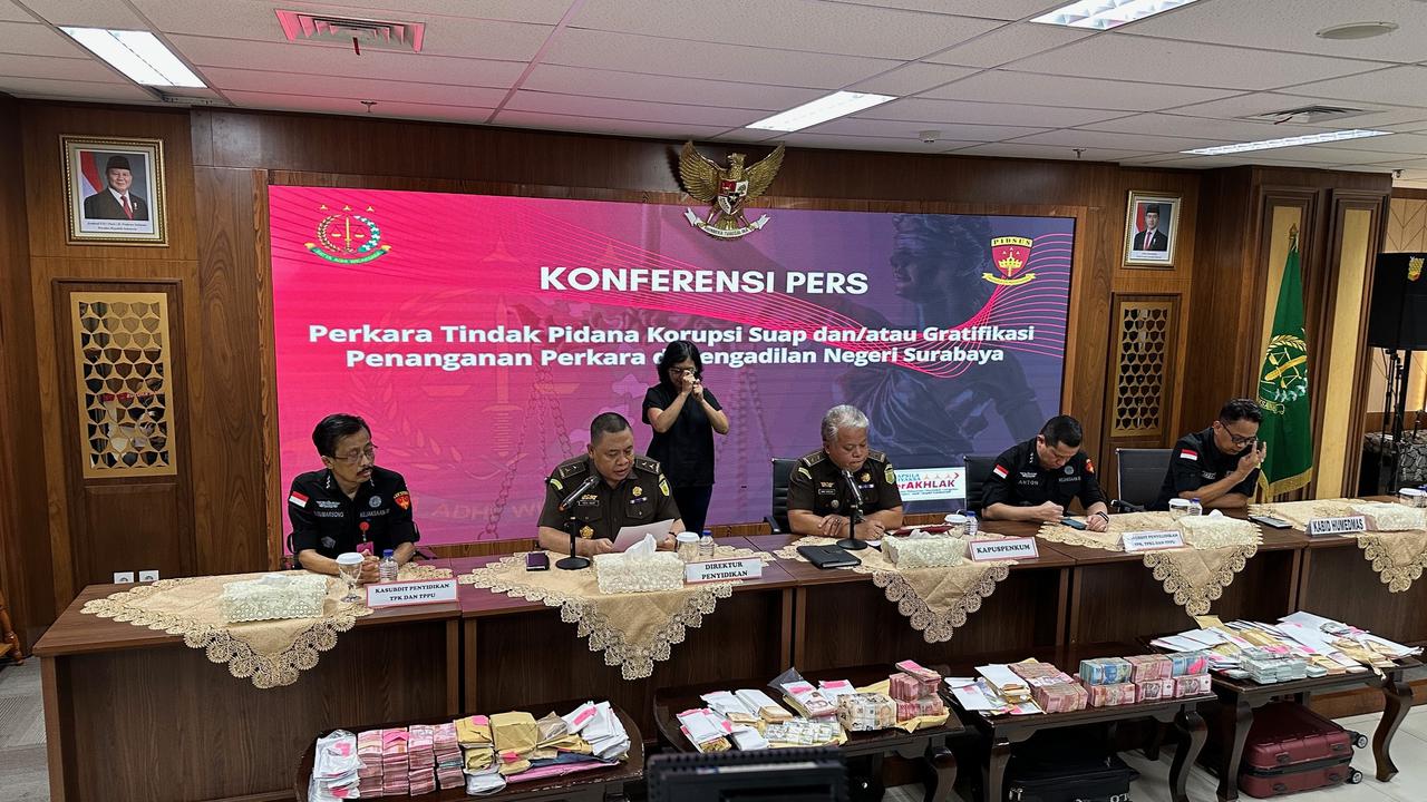 Kejaksaan Agung (Kejagung) menggelar konferensi pers penetapan tersangka mantan Ketua Pengadilan Negeri (PN) Surabaya Rudi Suparmono (RS).