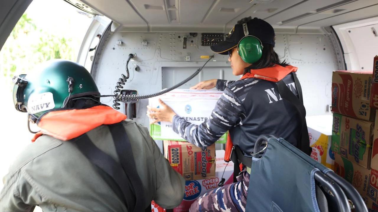 Aksi Cepat TNI AL, Helikopter HS-1311 Distribusikan Bantuan ke Korban Bencana Sibolga