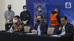 Ketua KPK Firli Bahuri (tengah) didampingi Deputi Penindakan Karyoto dan Plt Juru Bicara Ali Fikri saat konferensi pers terkait Operasi Tangkap Tangan (OTT) atas kasus dugaan suap bansos penanganan covid-19 Kementerian Sosial, di Jakarta, Minggu (6/12/2020) dini hari. (Liputan6.com/Herman Zakharia)