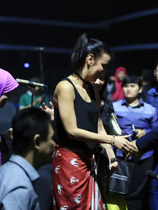 Sophia hadir dengan mengenakan busana tanpa legan warna hitam, duduk diantara para tamu undangan VIP The Biggest Concert NOAH 'Sings Legends'. (Adrian Putra/Bintang.com)