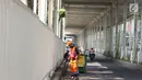 Aktivitas petugas kebersihan di bawah skybridge Tanah Abang, Jakarta, Selasa (8/1). Guna mencegah PKL yang berjualan di sekitar Stasiun Tanah Abang, Satpol PP melakukan penjagaan di bawah skybridge. (Liputan6.com/Immanuel Antonius)