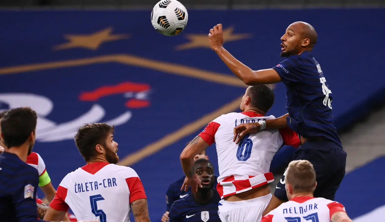 Gelandang timnas Prancis, Steven Nzonzi (kanan) berebut bola dengan bek timnas Kroasia, Dejan Lovren dalam laga lanjutan UEFA Nations League Liga 1 Grup C di Saint-Denis, Rabu (9/9/2020) dini hari WIB. Sempat tertinggal duluan, Prancis menang dengan skor 4-2 atas Kroasia. (FRANCK FIFE/AFP)