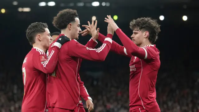 Skuad Liverpool merayakan gol Curtis Jones ke gawang Brighton di ronde 4 FA Cup/Piala FA di Anfield, Minggu (15/02/2026) dini hari WIB.