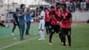 Pelatih Luis Milla memberikan Instruksi kepanda Evan Dimas saat melawan Timor Leste pada  SEA Games 2017 di Stadion Selayang, Selangor, Minggu (20/8). Indonesia menang 1-0. (Liputan6.com/Faizal Fanani)