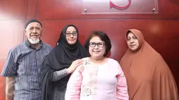 Istri Ustad Al Habsyi, Putri Aisyah Aminah bersama kedua orang tuanya dan kuasa hukumnya, Elza Syarief berfoto bersama seusai jumpa pers di kawasan menteng, Jakarta, Kamis (23/3). (Liputan6.com/Herman Zakharia)