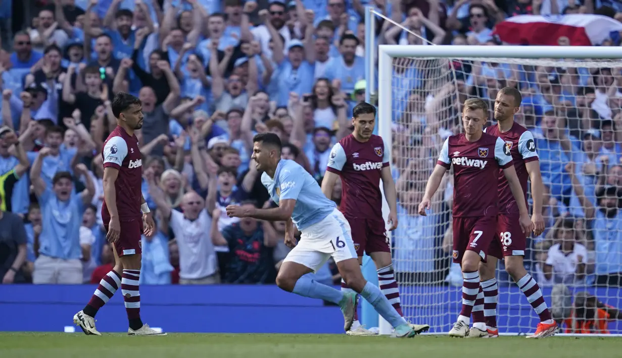 Selebrasi gelandang Manchester City, Rodrigo (tengah) setelah mencetak gol ketiga timnya ke gawang West Ham United pada laga pekan terakhir Liga Inggris 2023/2024 di Etihad Stadium, Manchester, Minggu (19/5/2024). (AP Photo/Dave Thompson)