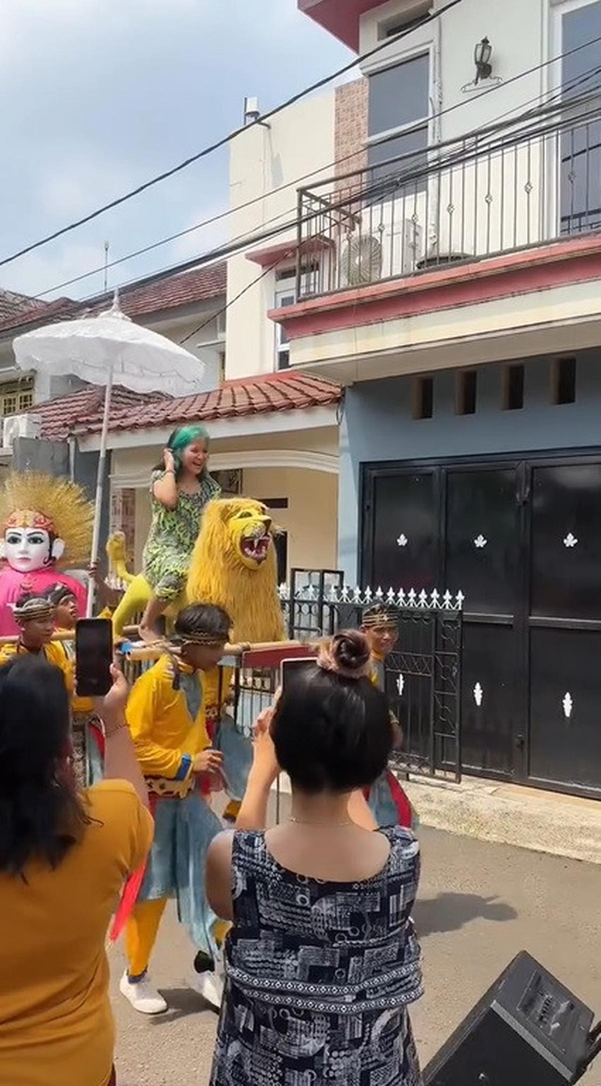 Potret Idgitaf Dapat Suprise, Masih Pakai Daster Diarak Keliling Komplek - Sebut Ulang Tahun Tergong