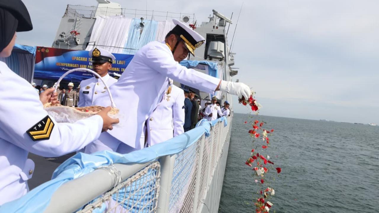 FOTO: Kasal Pimpin Upacara Hari Pahlawan di Atas KRI Brawijaya-320