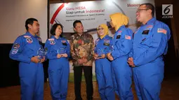 President Honeywell Indonesia, Roy Kosasih (tengah) berbincang dengan perwakilan guru yang telah lulus dari program tahunan HESA di U.S Space & Rocket Center (USSRC) selama 5 hari di Amerika di Jakarta, (29/6). (Liputan6.com/Fery Pradolo)