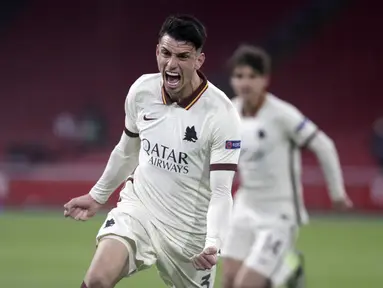 Bek AS Roma, Roger Ibanez melakukan selebrasi usai mencetak gol kedua timnya ke gawang Ajax Amsterdam dalam laga leg pertama perempatfinal Liga Europa 2020/2021 di Johan Cruijff Arena, Amsterdam, Kamis (8/4/2021). AS Roma menang 2-1 atas Ajax. (AP/Peter Dejong)