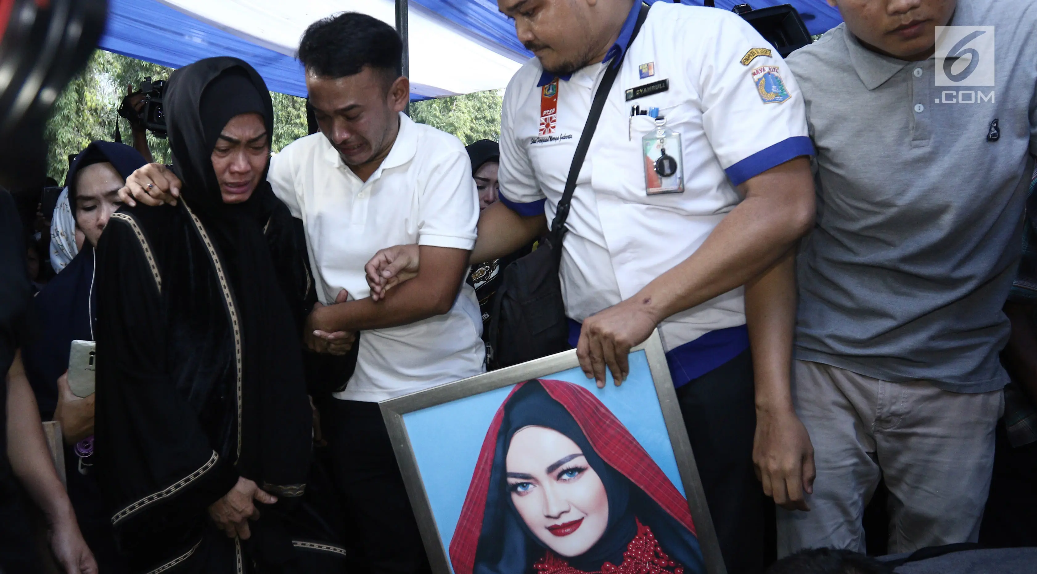 Ibunda Julia Perez, Sri Wulansih dan Ruben Onsu menangis saat mengantar jenazah Julia Perez untuk dimakamkan di TPU Pondok Ranggon, Jakarta Timur, Sabtu (10/6). Jupe diketahui mengidap sakit kanker serviks sejak 2014 silam. (Liputan6.com/Herman Zakharia)