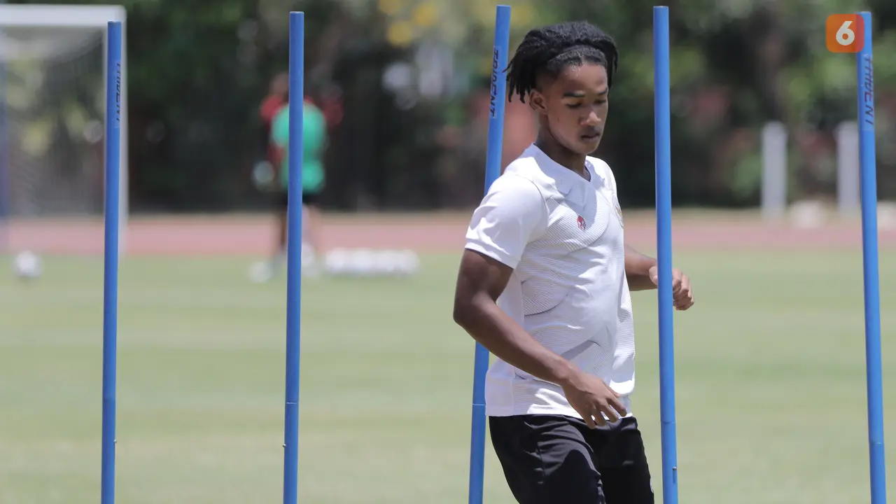 Foto: Timnas Indonesia U-20 Latihan Dibawah Sinar Terik, Marselino Ferdinan Kena Tendang Shin Tae-yong