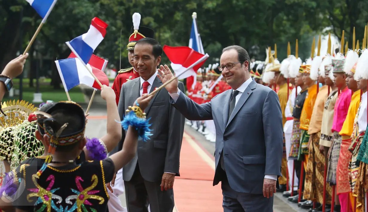 Presiden Joko Widodo (Jokowi) mendampingi Presiden Prancis Francois Hollande setibanya di Istana Merdeka, Jakarta, Rabu (29/3). Kehadiran Presiden Hollande disambut dengan upacara kenegaraan. disambut dengan upacara kenegaraan. (Liputan6.com/Angga Yuniar)